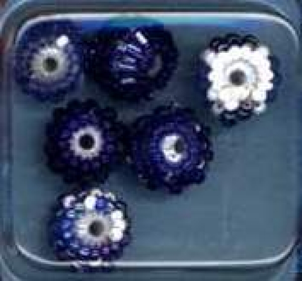 Glasperlen mit Rocailles bestickt blau